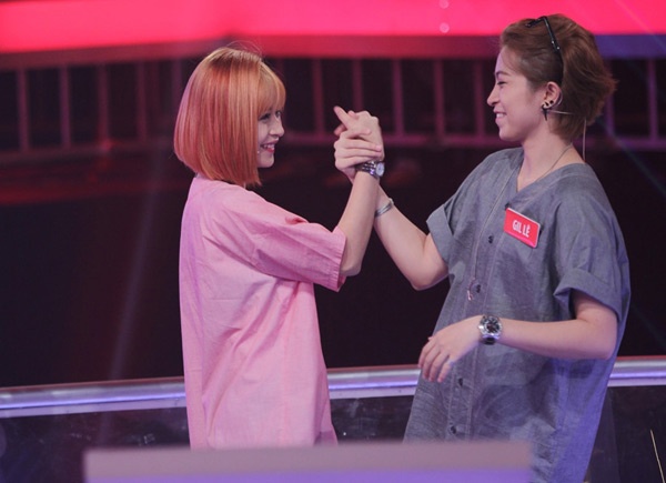 Khi gặp những tình huống bất ngờ hay đặt sai đáp án, 2 cô nàng dí dỏm bộc lộ cảm xúc. Cặp đôi “quậy tưng” khiến không khí trường quay trở nên rất vui vẻ.