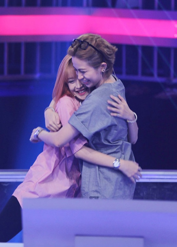 Cặp đôi thể hiện cảm xúc rất thật trước ống kính của trường quay.