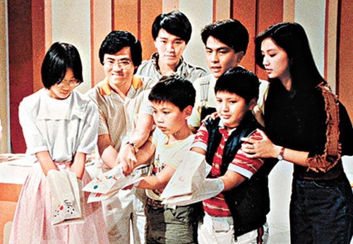 Mặc dù học diễn xuất nhưng TVB lại điều Châu Tinh Trì là người dẫn chương trình thiếu nhi Máy xuyên thời gian 430. 