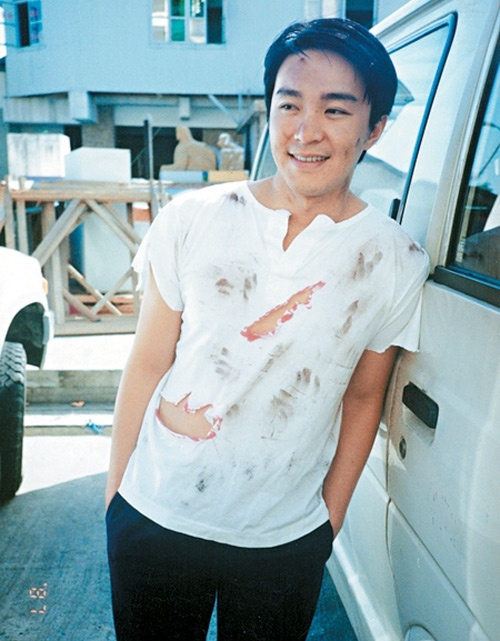 Châu Tinh Trì chụp ảnh kỷ niệm với chiếc áo rách rưới của nhân vật giữa 2 cảnh quay khi anh vừa bắt đầu có chút tên tuổi.