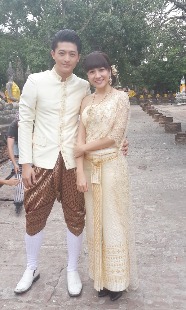 Harry Lu đẹp trai trong trang phục truyền thống Thái Lan.