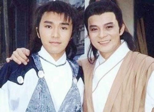 Châu Tinh Trì chụp chung với Huỳnh Nhật Hoa, khi đó anh vừa có được cơ hội đóng vai chính bộ phim Cái thế hào kiệt (1989), trong khi Huỳnh Nhật Hoa đã nổi đình nổi đám với hình ảnh Quách Tĩnh trong bộ phim TVB Anh hùng xạ điêu 1983.