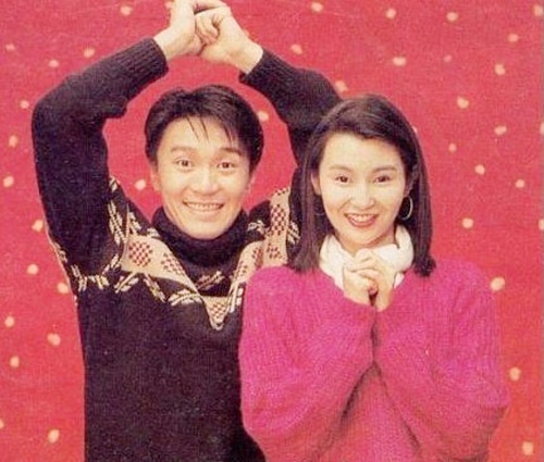 Châu Tinh Trì và Trương Mạn Ngọc chụp ảnh chúc tết khi cùng tham gia bộ phim Gia hữu hỉ sự (1992).
