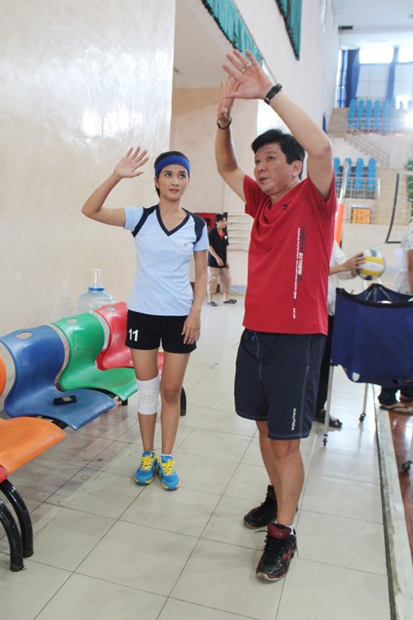  Huấn luyện viên hướng dẫn rất tận tình trước mỗi cảnh quay.