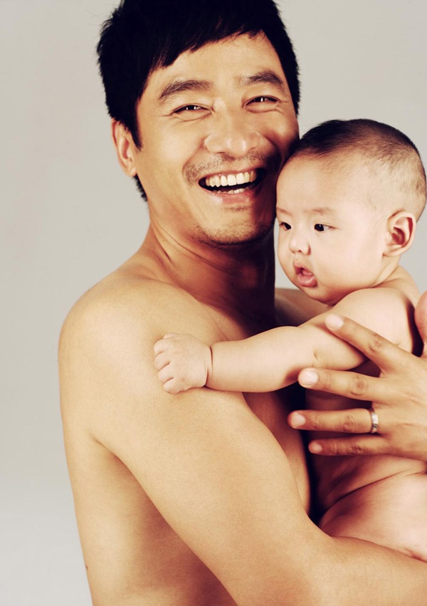 Vì không có đủ 33 đồng đóng học phí nên năm lớp 5, Quách Hiểu Đông đã phải bỏ học, đi làm phụ giúp gia đình. Anh đã làm qua rất nhiều công việc, từ quét rác, phụ hồ đến thợ mộc, phát thư và sau đó nhờ được đóng vai quần chúng mà bén duyên với điện ảnh. Nhớ lại những ngày xưa vất vả, Quách Hiểu Đông cho biết: 