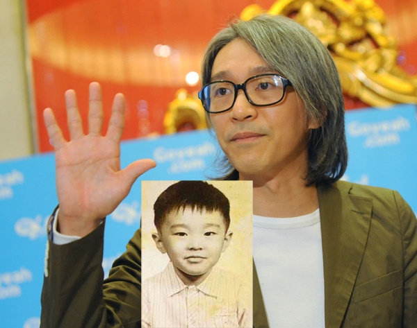 Bố mẹ ly dị, một tay mẹ nuôi 3 đứa con nên gia cảnh Châu Tinh Trì thời bé rất khó khăn. Mẹ mỗi ngày phải 2 phần việc mà vẫn không kiếm đủ tiền nên phải gửi anh cùng cô em gái cho bà ngoại. Nhà ngoại cũng không khá hơn, hằng ngày 2 anh em lon ton theo bà ngoại ra chợ bán kèm cắt móng tay, bữa no bữa đói là chuyện bình thường.