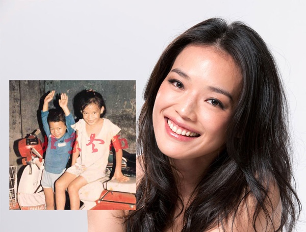 Mỗi lần có dịp nhắc lại thời thơ ấu của mình, Thư Kỳ đều khóc vì quá khổ. Cha mẹ cực khổ làm lụng vẫn không thể nuôi nổi gia đình 4 miệng ăn nên ngày bé, Thư Kỳ và cậu em trai không biết tiền quà vặt là gì. Cô chia sẻ: 