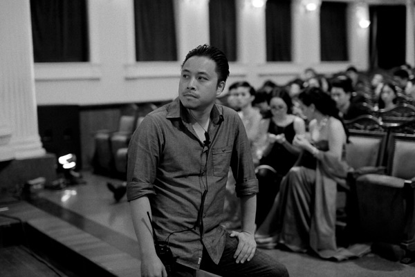 Đạo diễn Victor Vũ trên phim trường Scandal - Hào quang trở lại.