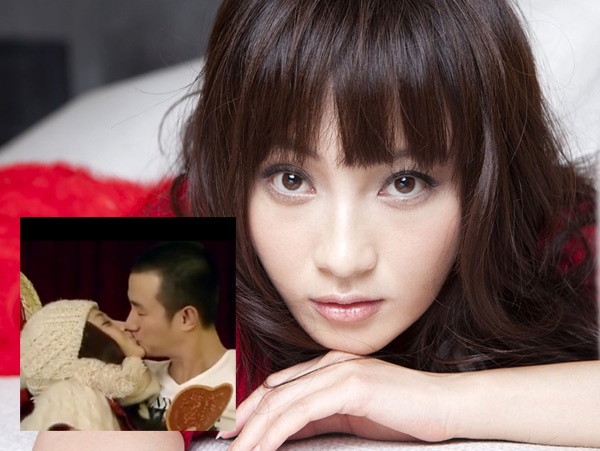 Từ một cô gái bị bệnh tự kỷ, Diêu Địch đã vươn lên, trở thành một gương mặt đầy triển vọng của màn ảnh nhỏ Trung Quốc qua các phim Tân Hồng lâu mộng, Khỏa hôn thời đại, Tân luyến ái thời đại, Thanh niên Bắc Kinh… Tiếc thay, vì trái tim làm mù mắt lý trí nên rơi vào vòng tay của một người đàn ông có vợ (nam diễn viên Văn Chương), bị xem là 