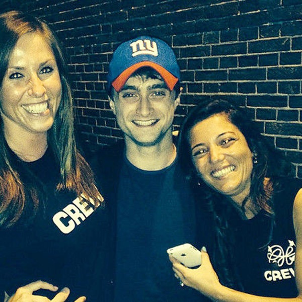 Daniel Radcliffe chụp ảnh với 2 nhân viên nữ phục vụ của quán.