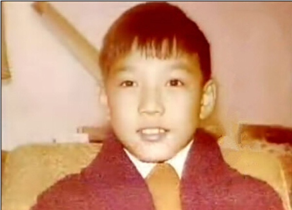 Tiêu Ân Tuấn là cậu bé nhà quê chính hiệu, mê Lý Tiểu Long nên từ bé đã muốn trở thành một diễn viên võ thuật.