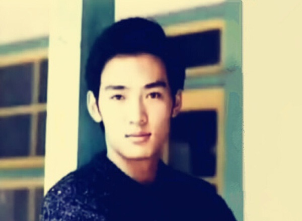 Năm 18 tuổi, vừa tốt nghiệp trung học, chàng thanh niên Tiêu Ân Tuấn khăn gói giã biệt gia đình nơi quê nhà Gia Nghĩa (Đài Loan), một thân một mình lên thành phố Đài Bắc để tham gia một khóa học diễn xuất với mong muốn thực hiện “giấc mơ minh tinh”.