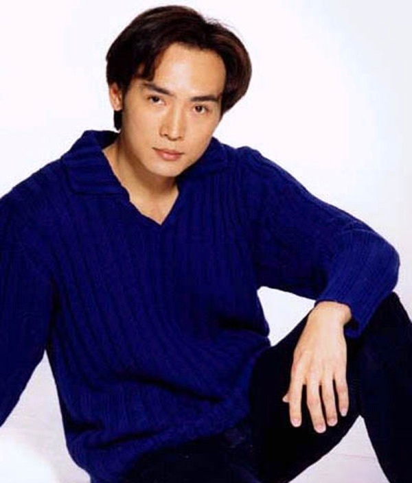 Trong những ngày theo đuổi nghệ thuật, mặc dù cha mẹ gửi tiền lên nhưng Tiêu Ân Tuấn kiên quyết không đụng vào bất cứ đồng nào. Anh cho rằng đã chấp nhận tự lập thì có nghĩa là không thể dựa giẫm vào gia đình. Bởi vậy, ngoài giờ học anh đi rửa chén bát cho một quán ăn. Cuộc sống tuy kham khổ, hằng ngày gần như chỉ ăn bánh mì uống nước lã nhưng anh cảm thấy rất vui.