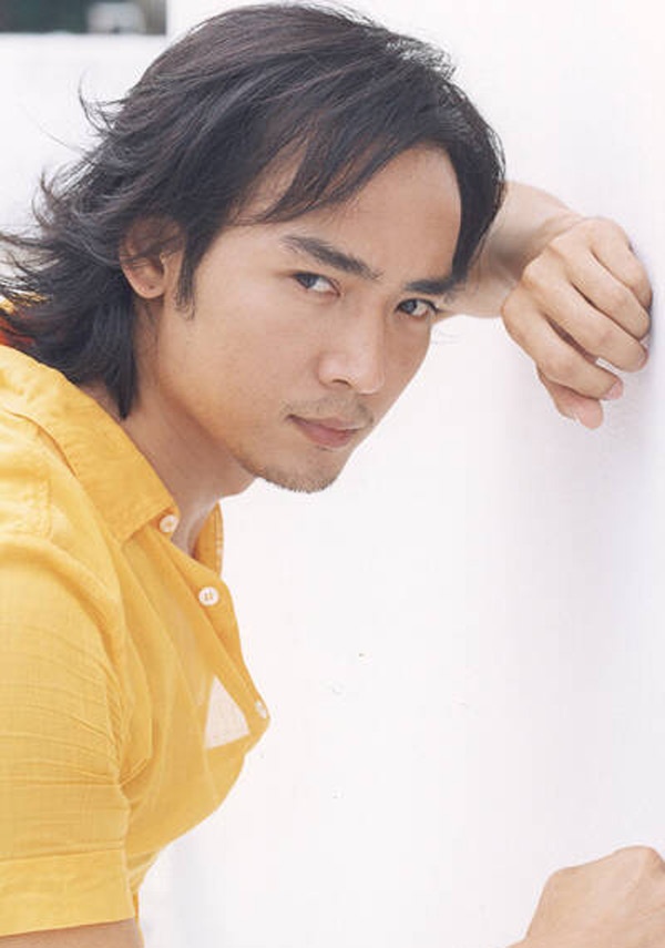 Kết thúc khóa học kéo dài nửa năm, Tiêu Ân Tuấn đến nhiều hãng phim xin việc. Hơn một năm vất vả, con đường nghệ thuật của Tiêu Ân Tuấn vẫn chưa tìm được lối ra. Thế là anh quyết định gia nhập quân ngũ. Hai năm sau, anh trở về chững chạc hẳn và sự nghiệp nghệ thuật bước sang ngã rẽ mới khi được Công ty người đại diện Đại La phát hiện. Từ diễn viên phụ trong phim Mạc đạo vô tình, anh dần lên vai thứ trong phim Trở về trời đã xanh, sau đó là vai Triển Chiêu trong Thất nghiệp ngũ nghĩa và vai chính trong các phim Hoa nở hoa tàn, Giang hồ tiểu tử...