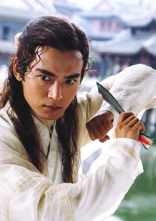 Tiểu Lý phi đao là bộ phim truyền hình rất ăn khách được chuyển thể từ tiểu thuyết của nhà văn võ hiệp Cổ Long. Với vai diễn Lý Tầm Hoan, Tiêu Ân Tuấn đã hoàn toàn chinh phục khán giả, dù ở Đài Loan hay ở Trung Quốc, Đông Nam Á. Hình ảnh chàng hiệp khách Lý Tầm Hoan lạnh lùng nhưng có trái tim đa tình đã gắn liền với tên tuổi của Tiêu Ân Tuấn. Từ đó, người ta gọi anh là “Đại hiệp màn ảnh nhỏ”.