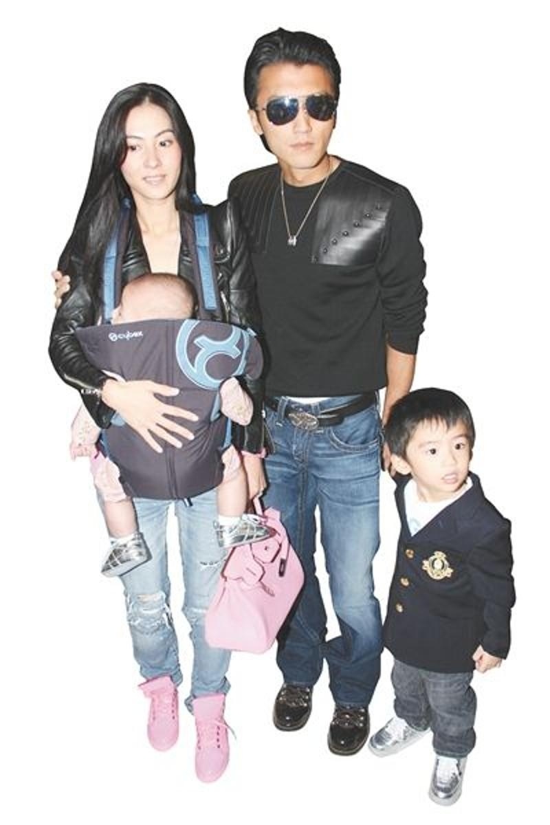 Scandal ảnh nóng Trần Quán Hy đã vô tình tố cáo lối sống trụy lạc của Trương Bá Chi kể cả khi đã là vợ Tạ Đình Phong. Để bảo vệ vợ và gia đình nhỏ, Tạ Đình Phong chọn cách tha thứ và im lặng trước sự việc gây chấn động làng giải trí châu Á vào năm 2008, cùng Trương Bá Chi vượt qua giai đoạn khó khăn. Tiếc thay, việc Trần Quán Hy tiết lộ cuộc gặp gỡ định mệnh trên máy bay với mỹ nhân phim Mối quan hệ nguy hiểm như giọt nước tràn ly, khiến Tạ Đình Phong quyết định kết thúc.