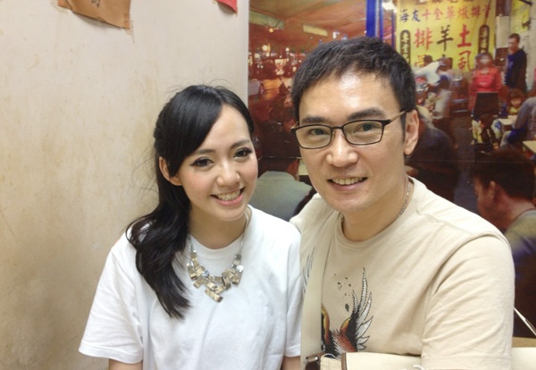 Tiêu Ân Tuấn và cô con gái lớn Tiêu Mạn Đình, năm nay đã 20 tuổi.