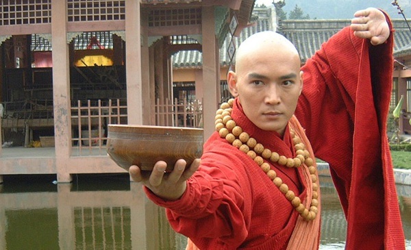 Để tránh bị cảm giác nhàm chán, thỉnh thoảng anh  lột xác khỏi những vai “võ” để nhận lời đảm nhận những vai “văn”, mà thành công nhất là vị hoàng đế trẻ tuổi Khang Long Nhi trong bộ phim hài Trộm long tráo phụng; vai văn nhân trong phim Phụng cầu hoàng; vai Đại Hải pháp sư trong phim Thanh Xà-Bạch Xà; vai phản diện Nhị Lang Thần trong Bảo Liên đăng; hay vai Ngưu Ma Vương trong Hồng Hài Nhi…