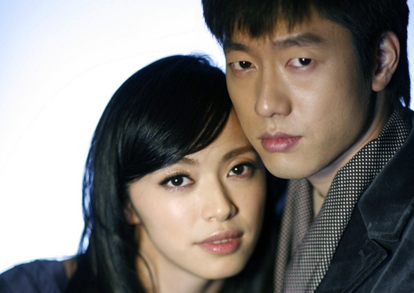 Tuy đã ly hôn từ năm 2011 và đã kết hôn với nữ diễn viên Đường Nhất Phi nhưng mới đây, chuyện nam diễn viên Trung Quốc Lăng Tiêu Túc bị vợ cũ - mỹ nhân miệng rộng Diêu Thần cắm sừng trở thành tiêu điểm trên các trang báo mạng Hoa ngữ. Thông tin cho rằng trong 7 năm chung sống, Diêu Thân đã 4 lần ngoại tình, tuy đã từng tha thứ nhưng vì không chịu đựng nổi cô vợ bất chung, Lăng Tiêu Túc mới quyết định chia tay.