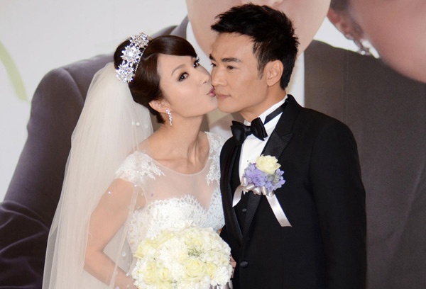 Chính trong thời gian này, Tiêu Ân Tuấn gặp lại cô bạn diễn Lâm Thiên Ngọc từng đóng chung trong bộ phim Quân quan và thục nữ năm 1992. Từ mối thâm giao như những người đồng nghiệp thân thiết, họ dần dần yêu nhau và kết thúc chuyện tình marathon kéo dài hơn 7 năm bằng một đám cưới vào ngày 6/9 vừa qua.