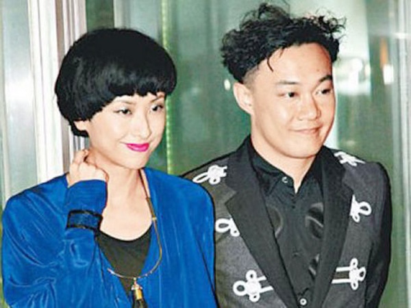 Cựu nữ diễn viên TVB Từ Hào Oanh không chỉ nổi tiếng trong làng giải trí Hong Kong là người xài tiền như nước, mà còn xuất hiện tin đồn cô đã từng trốn chồng - ca sĩ, diễn viên Trần Dịch Tấn ngoại tình với em họ của Trần Quán Hy. Vì quá yêu vợ nên Trần Dịch Tấn đã lên tiếng minh oan cho Từ Hào Oanh, song bạn bè, người thân đều biết anh rất đau khổ khi chọn cách bao dung cho mối quan hệ mà anh đặt hết niềm tin.