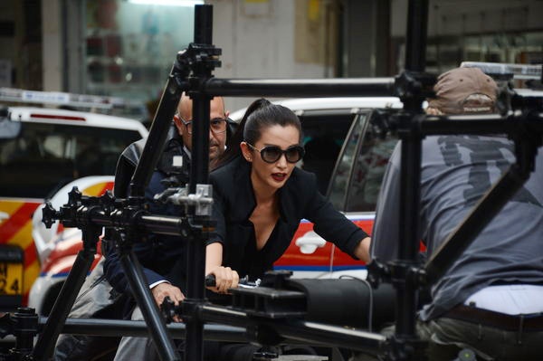 Lý Băng Băng trong một cảnh rượt đuổi bằng xe mô tô khi tham gia bộ pim bom tấnTransformers 4.