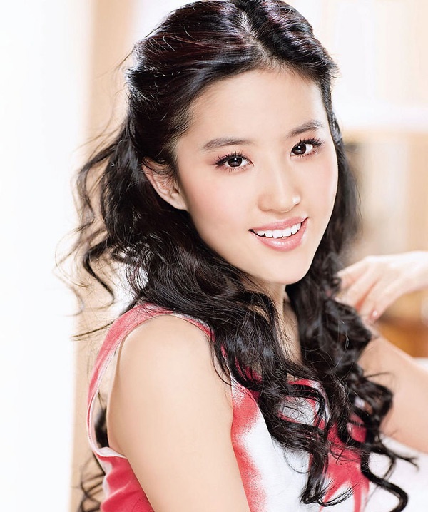 Ngay khi đặt bước chân vào phim trường truyền hình, Lưu Diệc Phi đã tạo được sự chú ý, tên tuổi gắn liền với hình ảnh Vương Ngữ Yến (Thiên long bát bộ 2003), Triệu Linh Nhi (Tiên kiếm kỳ hiệp), Tiểu Long Nữ (Thần điêu đại hiệp 2006)… Nhờ vậy cô dễ dàng được các đạo diễn điện ảnh o bế, song đáng tiếc, dù đã tham gia hơn 10 phim, mỹ nhân sinh năm 1987 vẫn chưa tạo được ấn tượng nào. Những nhân vật Kim Yến Tử (Vua kungfu), Nhiếp Tiểu Thiện (Thiện nữ u hồn 2011), Ngu Cơ (Hồng môn yến), Vô Tình (Tứ đại danh bổ), Điêu Thuyền (Khổng Tước đài)… chỉ dừng lại ở vẻ đẹp lung linh, nhanh chóng bị khán giả lãng quên.