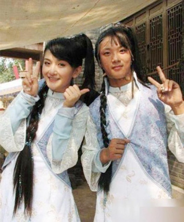 Nữ diễn viên Tạ Na - hiện là MC nổi tiếng của chương trình Gương mặt thân quen Trung Quốc, chụp ảnh kỷ niệm cùng nam cascadeur.