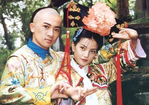 Mối quan hệ của Ngũ A Ca và Tiểu Yến Tử càng khắng khít hơn khi Hoàn Châu cách cách thực hiện phần 2. Triệu Vy hoạt bát, lắm trò, còn Tô Hữu Bằng đằm tính, nhẹ nhàng nhưng lại rất “hạp cạ” với nhau, giúp cho chuyện tình của 2 nhân vật trong phim thuyết phục hơn. Triệu Vy từng nói đùa, vì nụ hôn đầu tiên của cô trên màn ảnh đã trao cho Tô Hữu Bằng nên chàng Ngũ A Ca phải có trách nhiệm với cuộc đời nàng Tiểu Yến Tử.