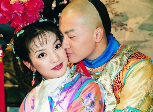 Năm 1998, Hoàn Châu cách cách tạo nên cơn sốt khắp châu Á, nhiều khán giả mong muốn Tô Hữu Bằng – Triệu Vy “phim giả tình thật”, trở thành một cặp. Tuy nhiên, tình cảm của họ chỉ dừng lại ở mức bạn bè thân thiết, có chung nhiều sở thích nên gặp nhau là huyên thuyên mọi chuyện. 