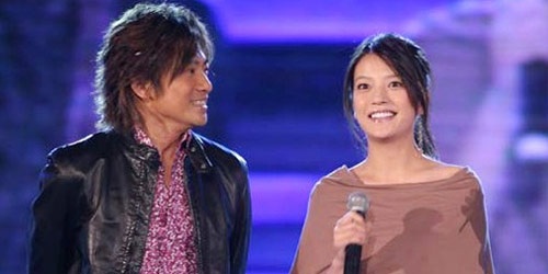 Bất chấp những lời thị phi, Tô Hữu Bằng luôn là người bạn tốt của Triệu Vy. Giai đoạn từ năm 2001 đến 2005, nàng Tiểu Yến Tử liên tục gặp chuyện xui xẻo, hình ảnh bỗng nhiên bị bôi đen với tội đánh người, mặc trang phục có quốc kỳ Nhật Bản… Chính Tô Hữu Bằng đã dũng cảm lên tiếng bênh vực, minh oan cho Triệu Vy. Hành động này khiến Triệu Vy rất cảm động.