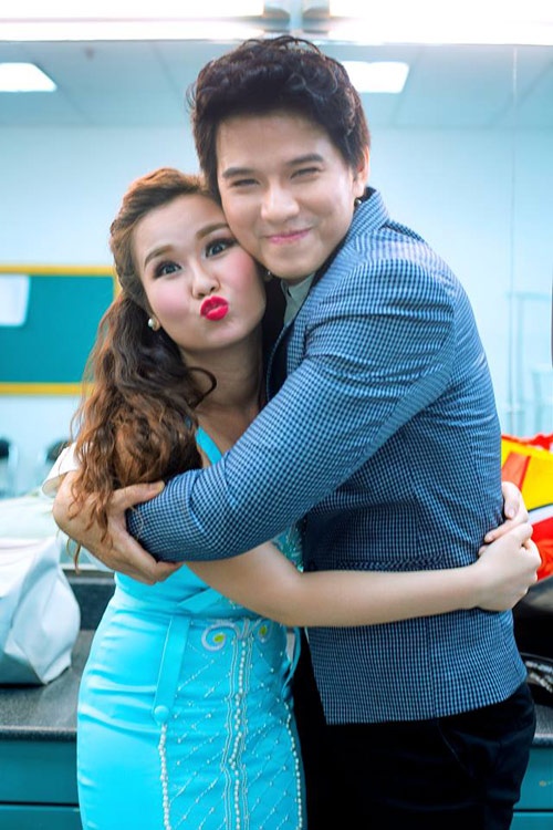 Võ Hạ Trâm nhí nhảnh và luôn liến thoắng nói cười, còn Vũ Mạnh Cường lại trầm tính điềm đạm nhưng cả hai chơi rất thân với nhau, thường chia sẻ với nhau chuyện đời chuyện nghề.