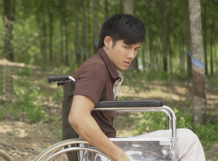 Thanh Thuc vat va dien tren xe lan hinh anh