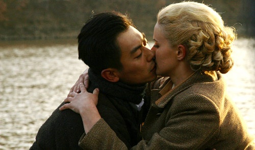 Chính miệng nam diễn viên Chu Á Văn tiết lộ, khi đóng bộ phim My Natasha của tôi (2012), anh đã đề nghị đạo diễn thêm một cảnh nóng với nữ diễn viên người Nga. Để thể hiện tình cảm nhớ thương người yêu, nhân vật nam chính đã có có một giấc mơ, nàng xuất hiện mờ ảo trong làn khói trắng và rồi 2 người quấn lấy nhau không rời. Do bạn diễn nữ là người phương Tây nên cảnh nóng này đã được quay khá táo bạo.