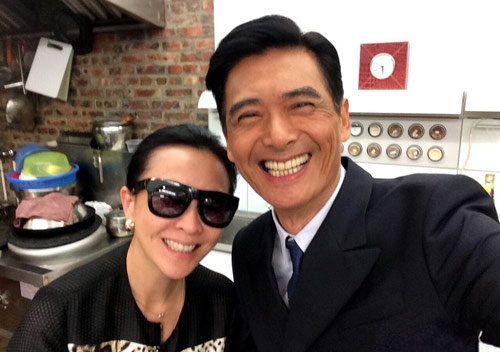 Vốn mê Châu Nhuận Phát, mặc dù trước đây có nhiều dịp đóng chung nhưng chưa bao giờ Lưu Gia Linh được diễn cảnh hôn thần tượng như trong phim Sóng gió Ma Cao 2 (2014). Vì vậy, cô đã đề nghị đạo diễn Vương Tinh cho thêm vài cảnh hôn và yêu cầu này được đáp ứng ngay khiến bà xã Lương Triều Vỹ sướng rơn.