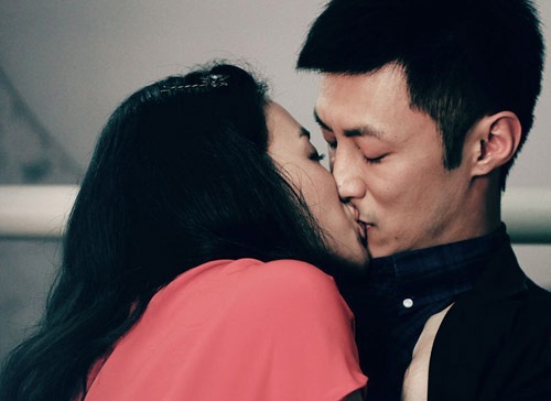 Theo kịch bản của bộ phim Mê tình (2012), nhân vật do Thư Kỳ đóng 4 lần dùng mỹ nhân kế quyến rũ vai diễn của Dư Văn Lạc. Trong một cảnh 2 nhân vật lén lút với nhau, lúc ấy Thư Kỳ chỉ mặc chiếc áo sơ mi nam, còn Dư Văn Lạc mặc áo thun 3 lỗ và quần đùi. Xem lại cảnh quay, Thư Kỳ nhận thấy chưa hài lòng nên yêu cầu thực hiện lại. Điều khiến nữ đạo diễn Lương Diệu Tuyết kinh ngạc là Thư Kỳ đề nghị nếu cần, cô và Dư Văn Lạc sẽ từ từ trút bỏ quần áo.