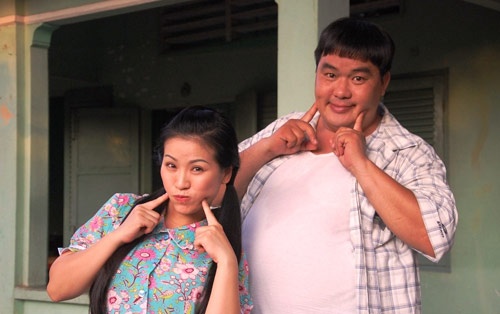 2 nghệ sĩ hài Hoàng Mập và Kiều Linh đã có một chuyện tình hài hước khi Hai Nga thương Năm Cô Đơn nhưng trái tim anh này lại chỉ dành riêng cho Ba Nguyệt, cô em ruột của Hai Nga.