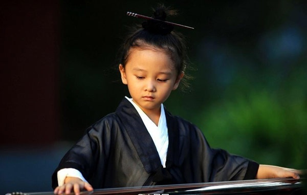 Trong bộ ảnh này, tiểu đạo cô vô cùng đáng yêu, cùng sư phụ chơi cờ, đánh đàn, luyện võ.