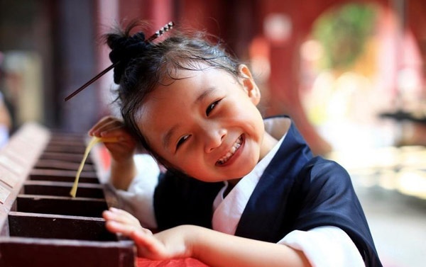 Nụ cười thiên thần của cô bé khiến dân mạng phát sốt.