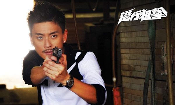 Là cộng sự đồng thời cũng là đối thủ của Lương Tiếu Thường trong bộ phim Tiềm hành truy kích, cớm chìm Tô Tinh Bách được đánh giá là vai diễn khác lạ của Huỳnh Tông Trạch. Tuy được xây dựng hơi giống nhân vật Lương Tiếu Thường của Tạ Thiên Hoa, song Tô Tinh Bách lại có ngã rẽ sai lầm, vì tiền và quyền lực sẵn sàng đánh đổi tất cả.