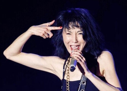 Mang vẻ đẹp hiện đại của một phụ nữ phương Đông, Trương Mạn Ngọc luôn được xem là biểu tượng của nhan sắc trên màn ảnh Hong Kong. Thế nhưng, cô đã không thể ngăn cản được sức tàn phá của thời gian, mỹ phẩm đắt tiền cũng không thể cứu vãn làn da thanh xuân. Năm nay Trương Mạn Ngọc vừa tròn 50 tuổi.