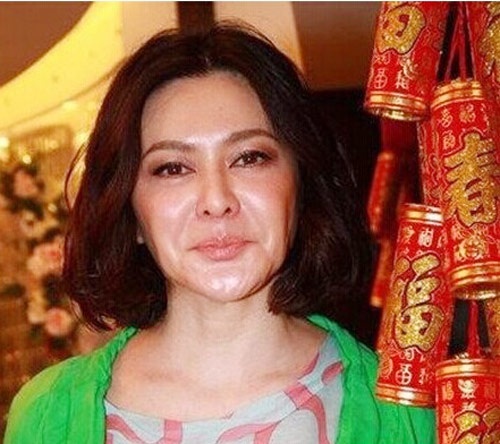 Từng được gọi là “đại mỹ nhân”, đứng đầu danh sách Tứ đại mỹ nhân trên màn ảnh xứ Cảng thơm, nhan sắc của Quan Chi Lâm khiến nhiều phụ nữ phải ganh tỵ. Tuy nhiên, đó là hình ảnh ngày xưa, còn hiện tại, gương mặt ngôi sao 52 tuổi đã nhăn nheo, có dấu hiệu xệ xuống.