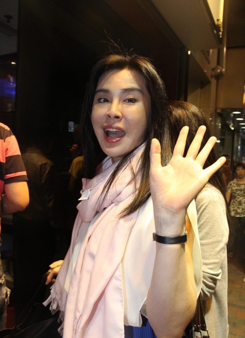 Nữ diễn viên Đài Loan Vương Tổ Hiền - nàng Nhiếp Tiểu Thiện huyền ào trong phim Thiên nữ u hồn, nàng Pham Kim Liên quyến rũ trong phim Tiền thế kim sanh đã mất đi vẻ đẹp ngày xưa. Mặc dù vẫn giữ được vóc dáng nhưng gương mặt đã biến dạng, già nua bị nghi là lỗi giải phẫu thẩm mỹ. Năm nay cô đã 47 tuổi.