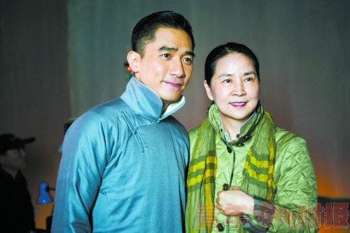 Chia tay phim trường, về làm vợ Thành Long, Lâm Phụng Kiều là một người đẹp của điện ảnh Đài Loan. Thế nhưng, cuộc sống dư thừa vật chất nhưng thiếu thốn tình cảm đã làm tàn phai nhan sắc mỹ nhân. Ở tuổi 61, Lâm Phụng Kiều đã trở thành một “bà già” sau khi cậu con trai Phòng Tổ Danh bị bắt vì ma túy.