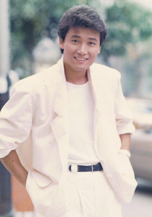 Năm lên 6, Miêu Kiều Vỹ theo cha mẹ di cư sang Hong Kong. Tuổi thơ của anh là những tháng ngày vất vả vì hoàn cảnh gia đình khó khăn, nên sau khi tốt nghiệp cấp ba, biết mình không phải là người ham học nên anh đi học nghề thợ mộc. 