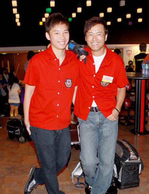 Ngoài đời, Miêu Kiều Vỹ có một cuộc hôn nhân đẹp với nữ diễn viên Thích Mỹ Nhân. Gặp rồi yêu nhau khi đóng chung bộ phim Phi việt 18 tầng, năm 1990 kết hôn, có 2 con - cô con gái lớn Miêu Đồng năm nay 23 tuổi, cậu con út Miêu Tuấn 21 tuổi.