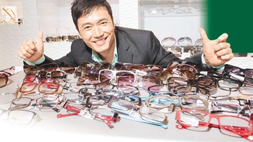 Năm 1988, sau khi hoàn thành vai diễn khách mời trong bộ phim Tuyệt đại song kiêu, dù đang là một gương mặt sáng trên màn ảnh nhỏ nhưng Miêu Kiều vẫn quyết định chia tay nghệ thuật. Anh dành trọn thời gian cho gia đình và việc kinh doanh mắt kính. Ngoài việc làm đại lý cho những nhãn hiệu mắt kính nổi tiếng, Miêu Kiều Vỹ còn tổ chức thiết kế dòng sản phẩm của chính mình mang tên M#Obegin. Khi mọi việc đã vào quỹ đạo thì niềm đam mê diễn xuất lại trổi lên khiến anh bất chấp tuổi tác, bất chấp quy luật đào thải khắc nghiệt của làng giải trí, quay về phim trường.