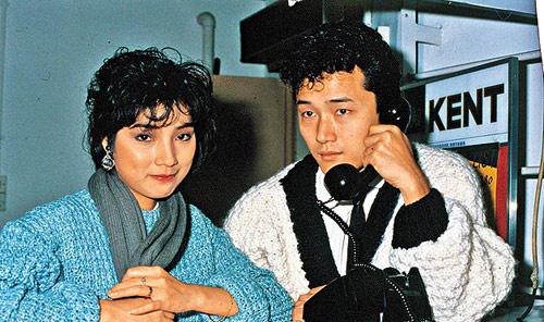 Mặc dù cũng trải giai đoạn làm lính “chạy cờ” trong các phim Bến Thượng Hải, Kinh hoa xuân mộng… nhưng Miêu Kiều Vỹ nhanh chóng chia tay những vai quần chúng để lên “ngồi chiếu trên” bắt đầu bằng vai nam chính trong bộ phim Phi việt 18 tầng (1982).