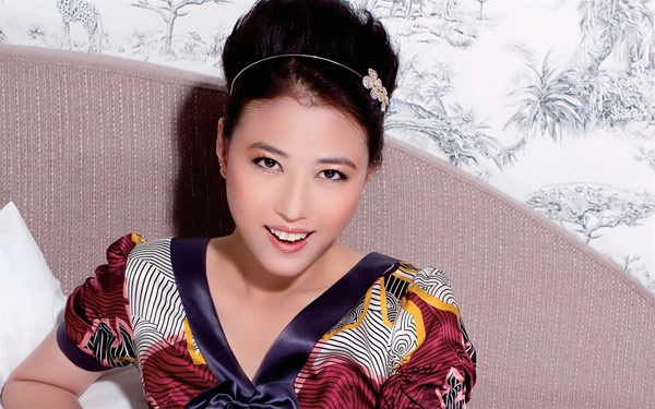 Khi mới vào nghề, Châu Hải Mỵ có một mối tình chớp nhoáng với Lữ Lương Vỹ, nhanh chóng kết hôn nhưng cũng vội vàng chia tay sau vài tháng chung sống. Chàng diễn viên gốc Việt, ngôi sao của bộ phim Bến Thượng Hải chia sẻ trên báo rằng “rất ân hận” nên quyết định chia tay với Châu Hải Mỵ để tìm tình yêu khác.