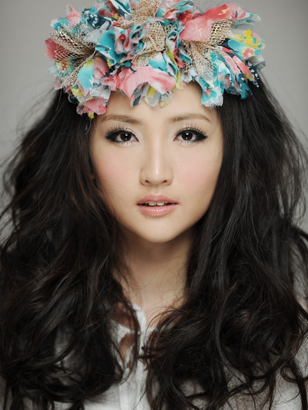 Đầu tháng 5/2014, người mẫu kiêm diễn viên Đài Loan Lý Duyệt Đồng và đạo diễn Bành Thuận công khai ôm, hôn nhau trên phố, sau đó bị phát hiện vào chung một căn phòng. Vậy mà chỉ một tháng sau, chàng đã trở về với vợ - Lý Tâm Khiết, “Nữ hoàng phim ma” Hoa ngữ. Sự thật phũ phàng khiến Lý “nhỏ” điêu đứng.